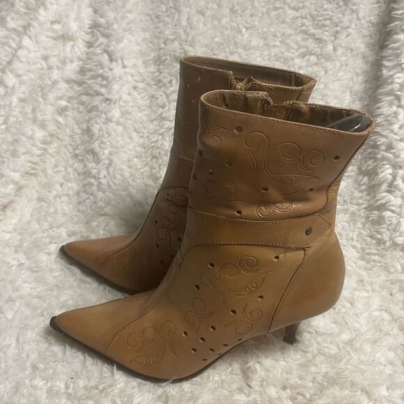Two Lips leather Tan embossed design ankle pads Heeled Boots SZ 7.5M - Picture 3 of 11